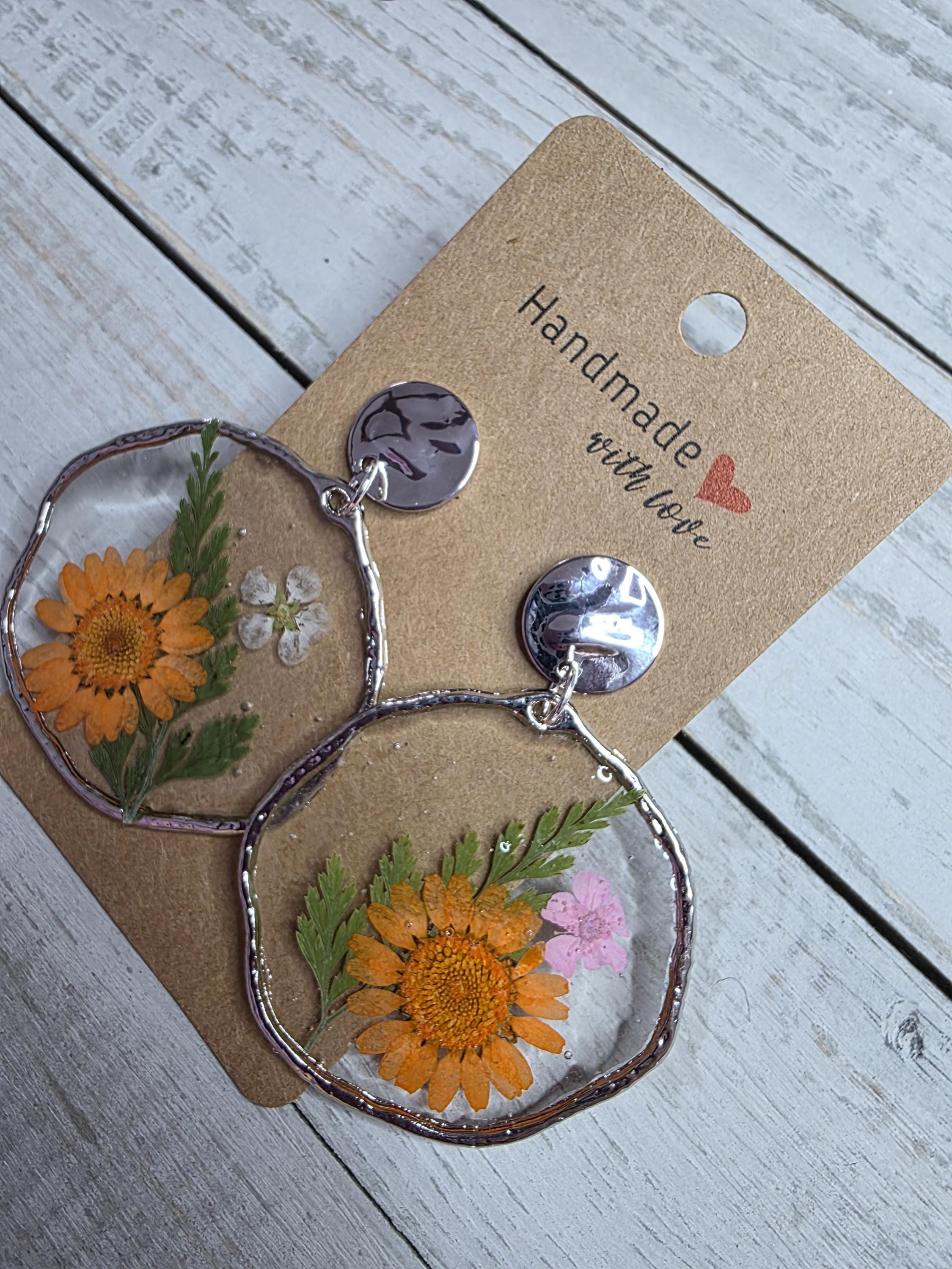 Orange floral earrings, dried flowers, Orange jewelry, pressed flowers, circular earrings, fashion jewelry, simple jewelry, floral esthetic