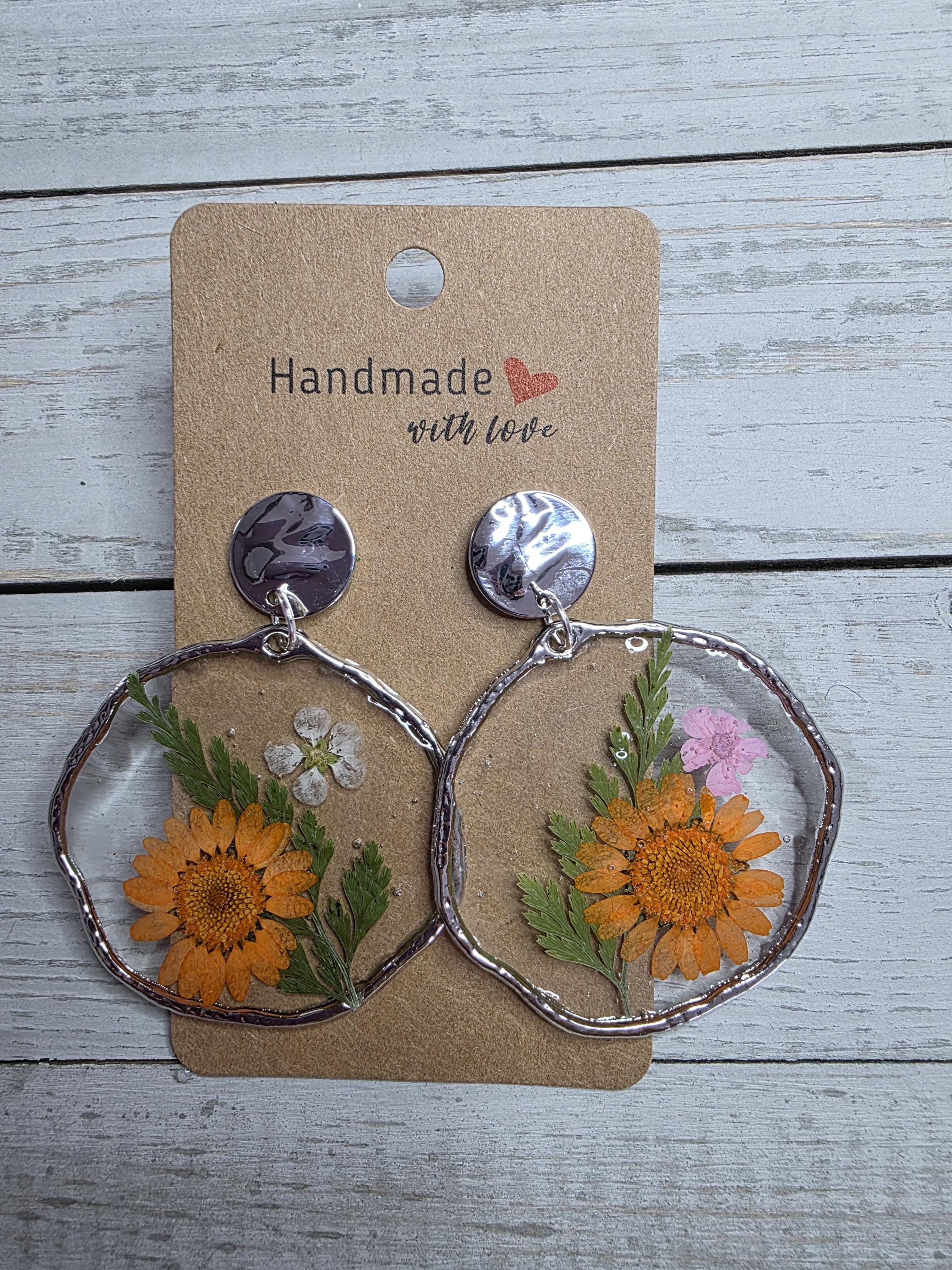 Orange floral earrings, dried flowers, Orange jewelry, pressed flowers, circular earrings, fashion jewelry, simple jewelry, floral esthetic