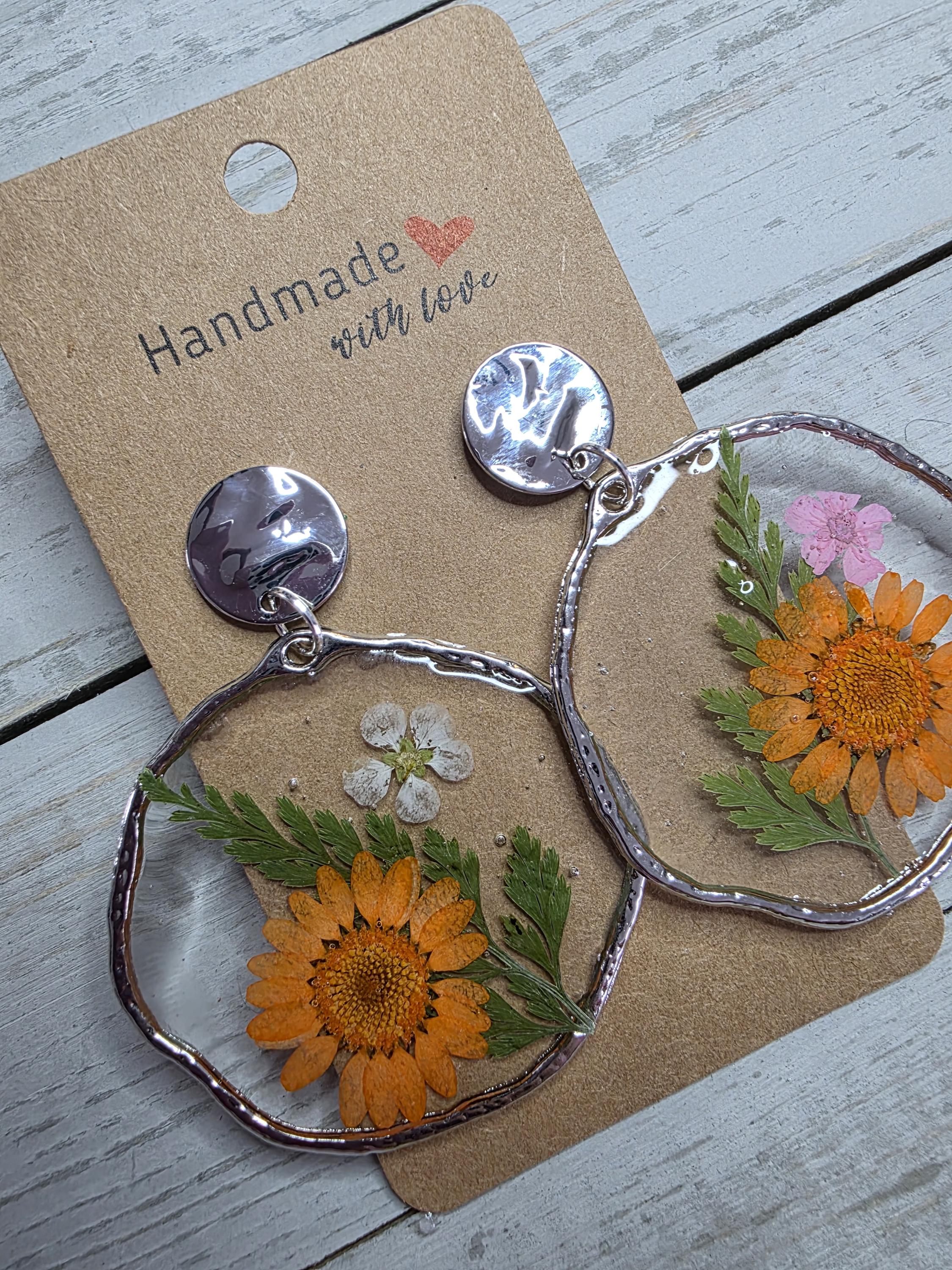 Orange floral earrings, dried flowers, Orange jewelry, pressed flowers, circular earrings, fashion jewelry, simple jewelry, floral esthetic