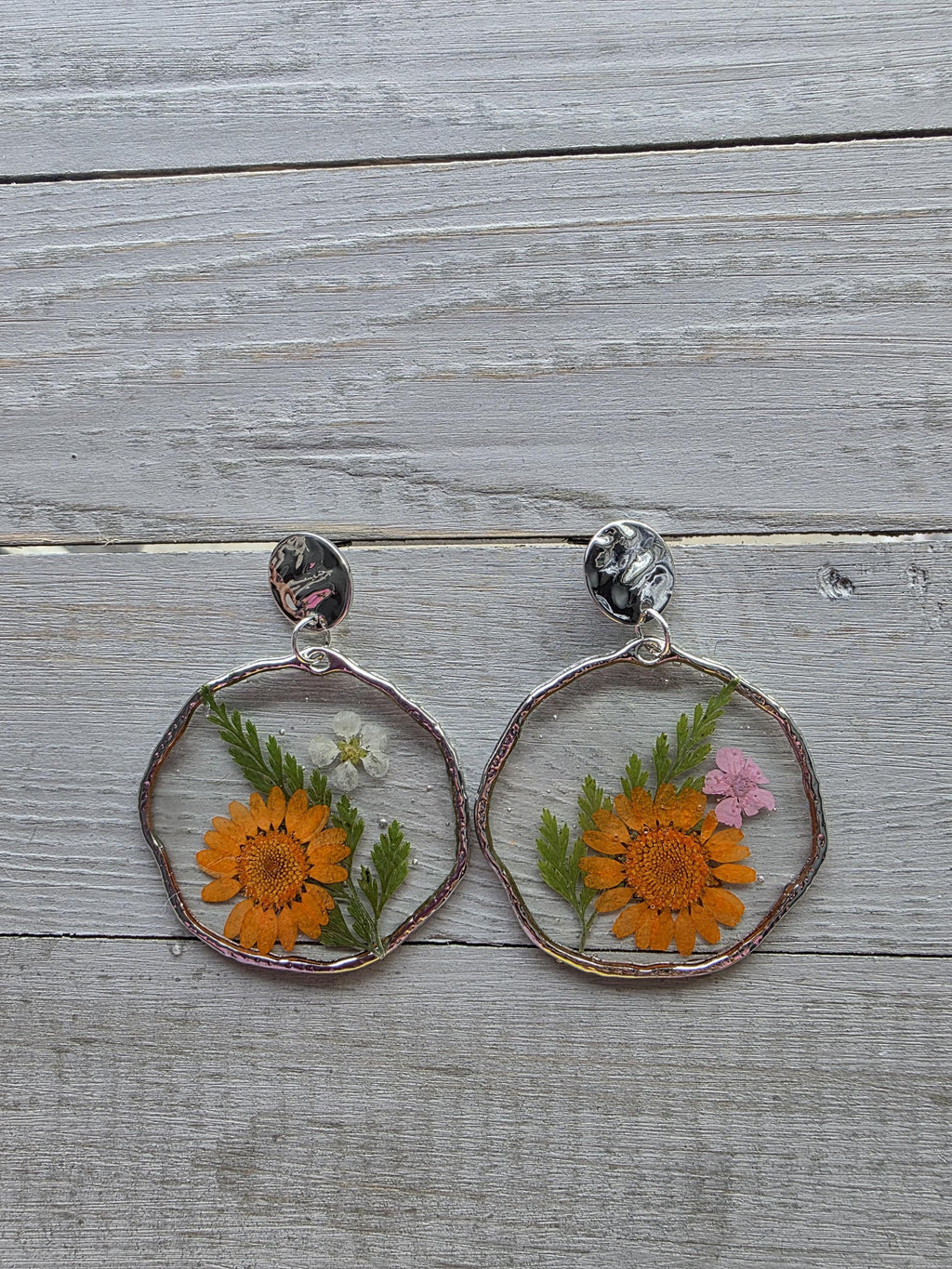 Orange floral earrings, dried flowers, Orange jewelry, pressed flowers, circular earrings, fashion jewelry, simple jewelry, floral esthetic